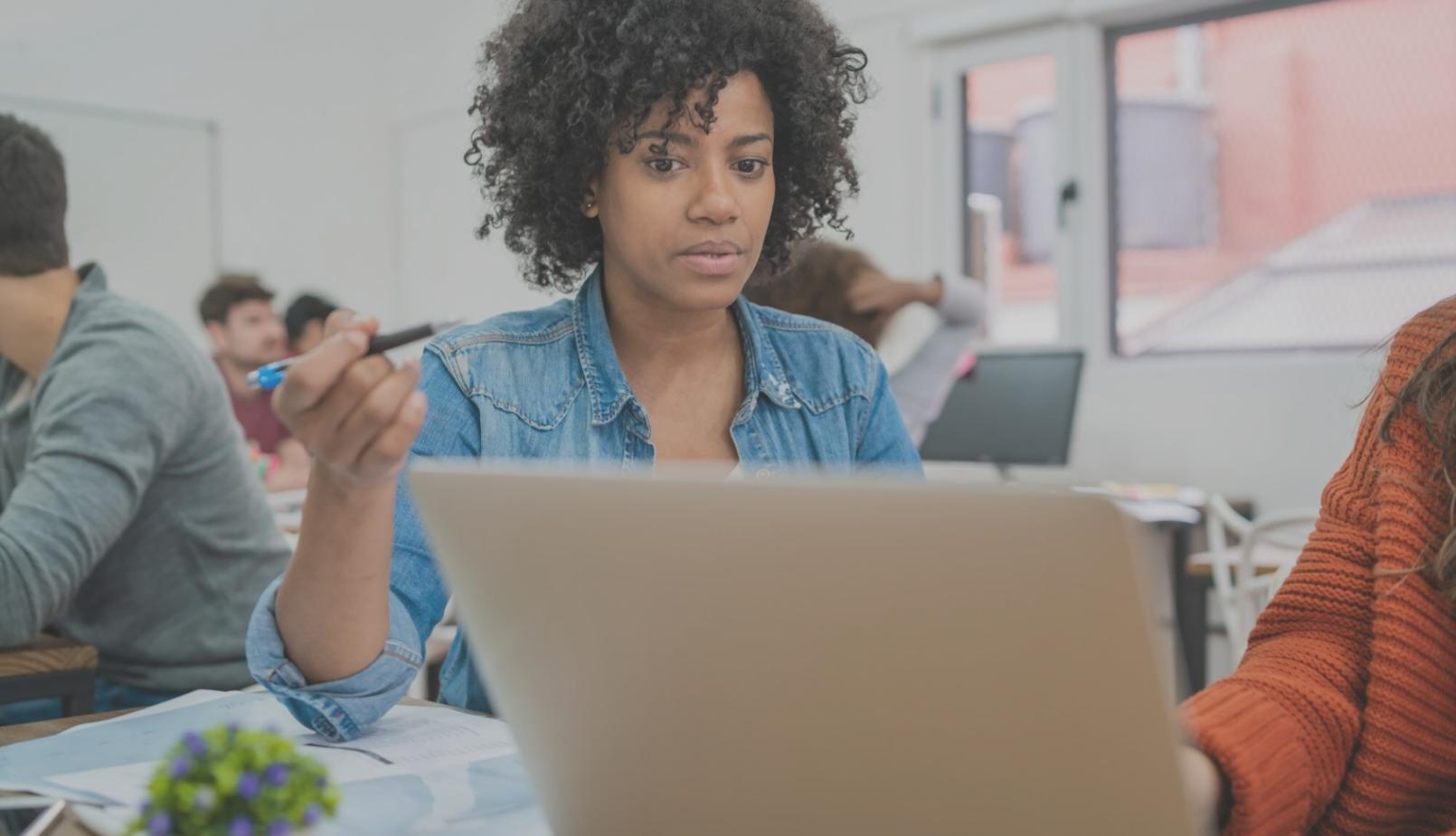 Studierende beim gemeinsamen Erarbeiten von Finanzkonzepten