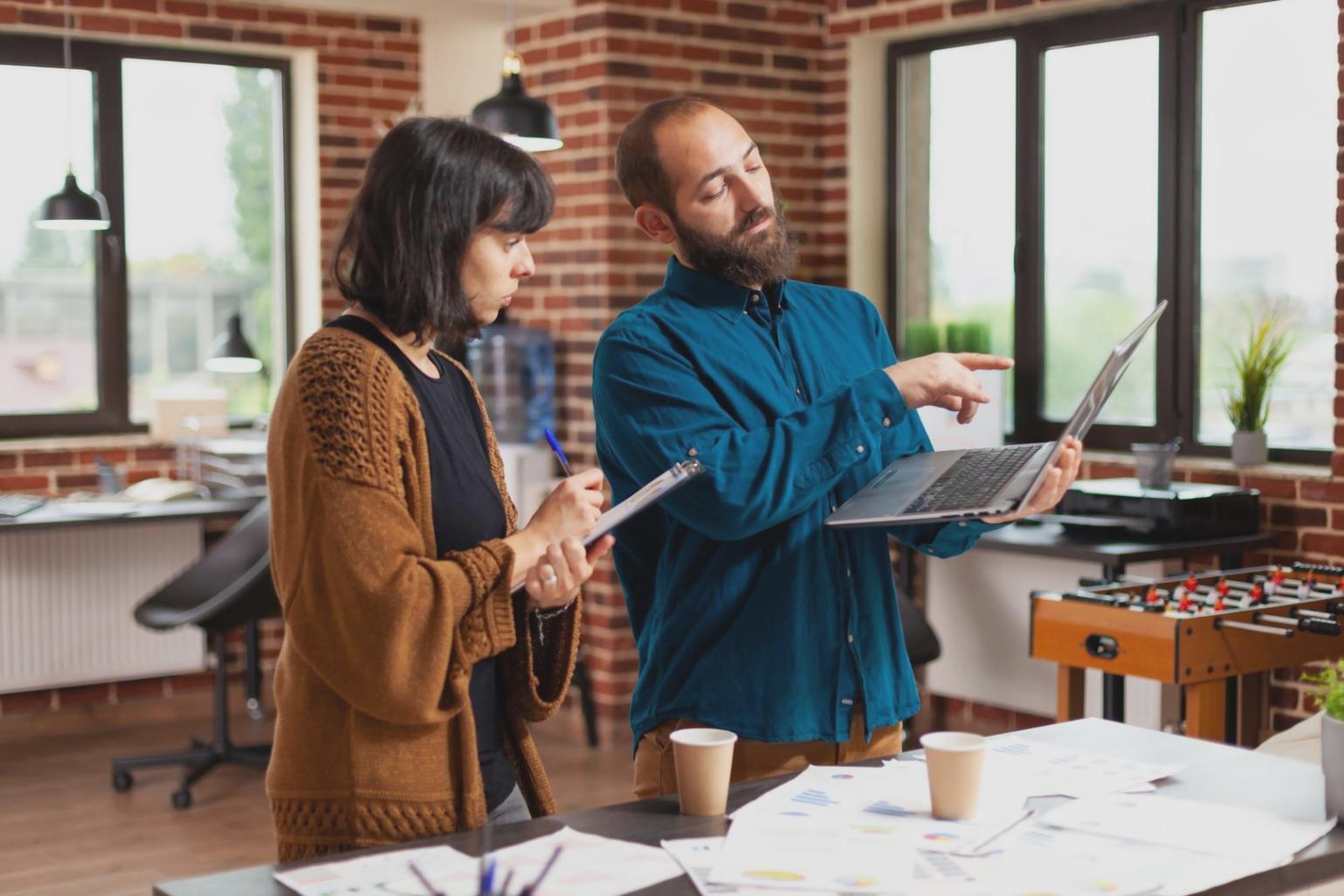 Finanzanalyse und Beratungsgespräch in modernem Büro