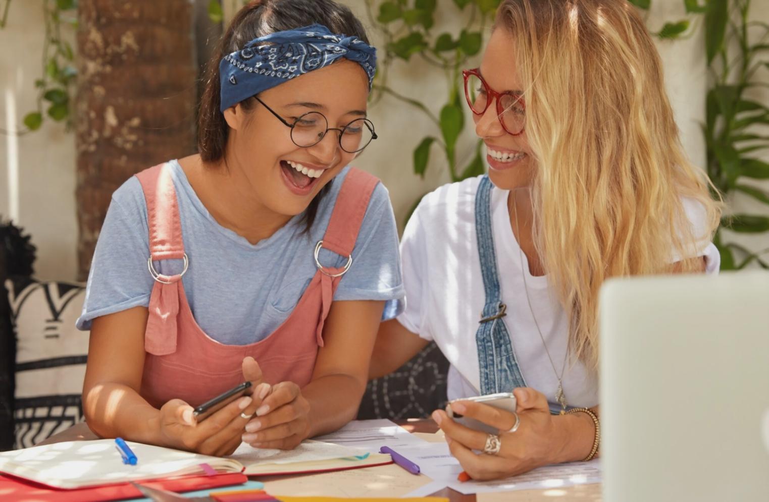 Digitale Lernmaterialien und strukturierte Notizen für Finanzthemen